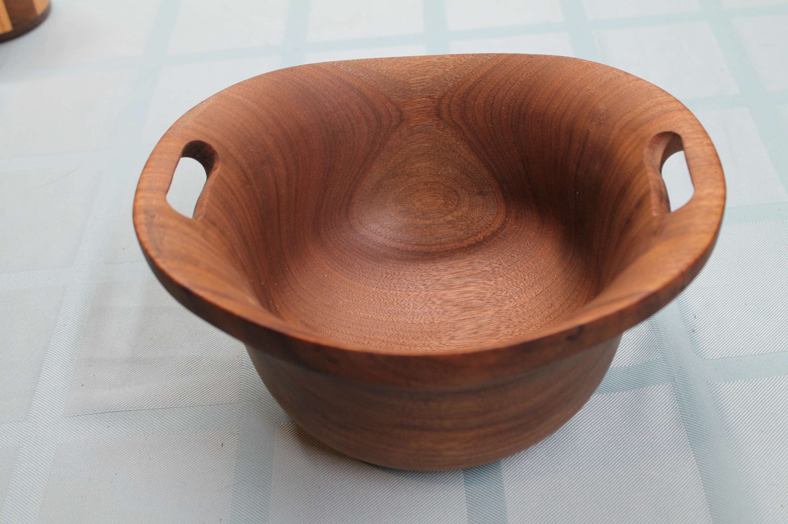 Walnut salad bowl with handles 2